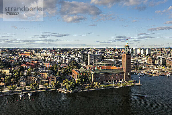 Schweden  Bezirk Stockholm  Stockholm  Luftaufnahme des Stockholmer Rathauses und der umliegenden Gebäude