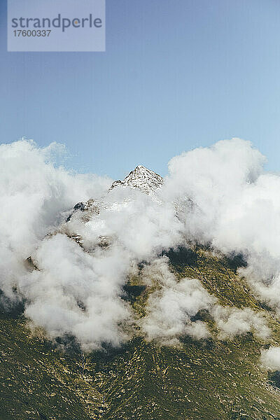 Russland  Region Krasnodar  Wolken verhüllen den Gipfel im Naturschutzgebiet Kaukasus