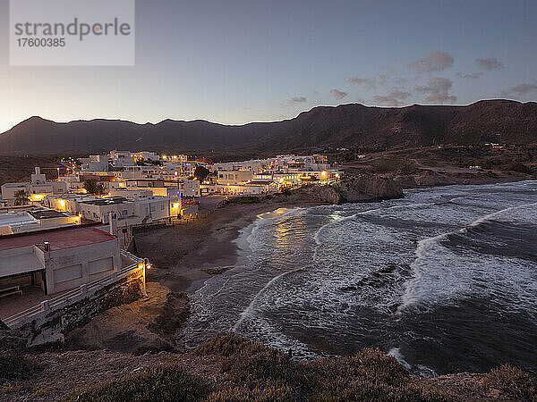 Spanien  Provinz Almeria  Isleta del Moro  Fischerdorf in Cabo de Gata in der Abenddämmerung