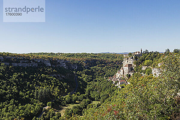 Frankreich  Lot  Rocamadour  Blick auf den Alzou-Canyon im Sommer mit der Klippenstadt im Hintergrund