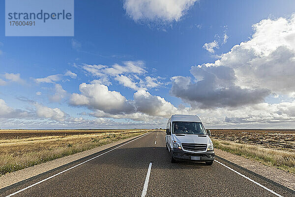 Australien  Südaustralien  Van fährt auf dem Princes Highway B1