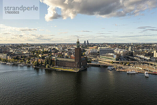 Schweden  Bezirk Stockholm  Stockholm  Luftaufnahme des Stockholmer Rathauses und der umliegenden Gebäude
