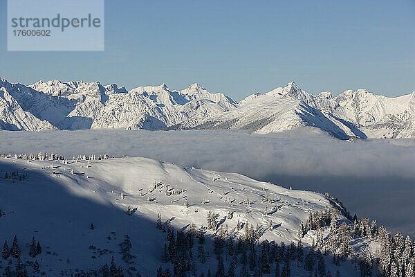 Karwendelgebirge an sonnigen Tagen schneebedeckt  Tirol  Österreich