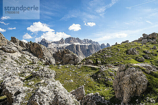 Italien  Südtirol  malerische Aussicht auf die Langkofelgruppe im Sommer