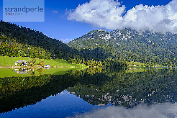 Österreich  Tirol  Malerische Aussicht auf das Kaisergebirge  das sich im Hintersteiner See spiegelt