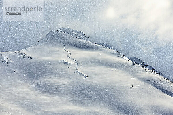 Schneebedeckter Berg an sonnigem Tag  Tirol  Österreich