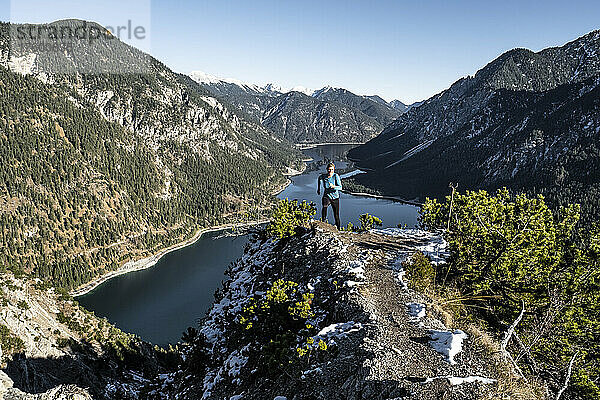 Frau beim Trailrunning in den Tauern über dem Plansee  Ammergauer Alpen  Reutte  Tirol  Österreich