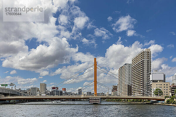 Japan  Kanto-Region  Tokio  Wolken über der Shinohashi-Brücke