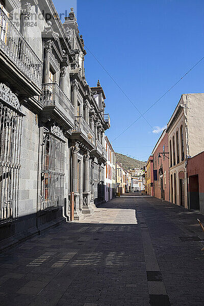 Spanien  Provinz Santa Cruz de Teneriffa  La Laguna  leere Gasse  die sich zwischen Reihen von Stadthäusern erstreckt