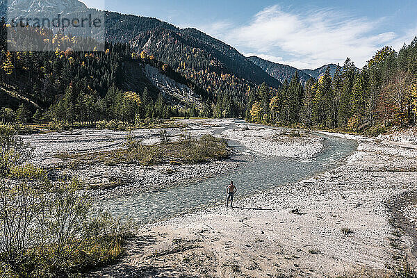 Mann steht am Fluss Rissbach  Hinterriss  Tirol  Österreich
