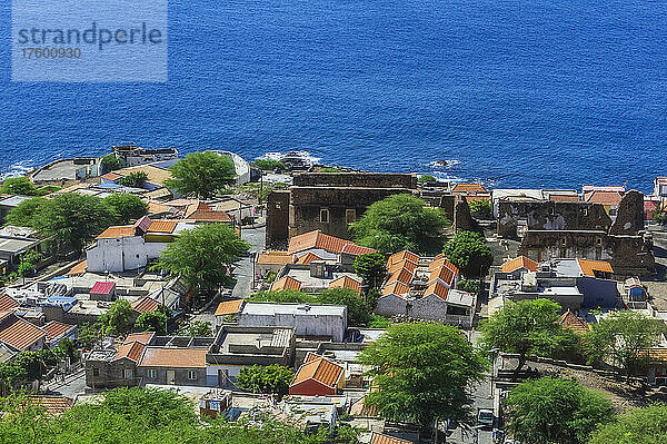 Kap Verde  Sao Vicente  Mindelo  Häuser einer Küstenstadt mit dem Atlantischen Ozean im Hintergrund