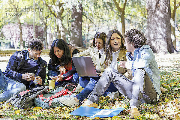 Gemischtrassige Studenten verbringen ihre Freizeit auf dem Universitätscampus