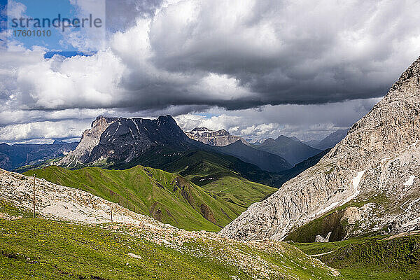 Italien  Südtirol  Wolken über der Berglandschaft des Naturparks Schlern-Rosengarten im Sommer