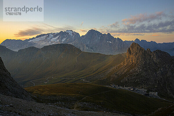 Marmolada und Pordoijoch bei Sonnenaufgang  Trentino-Südtirol  Italien