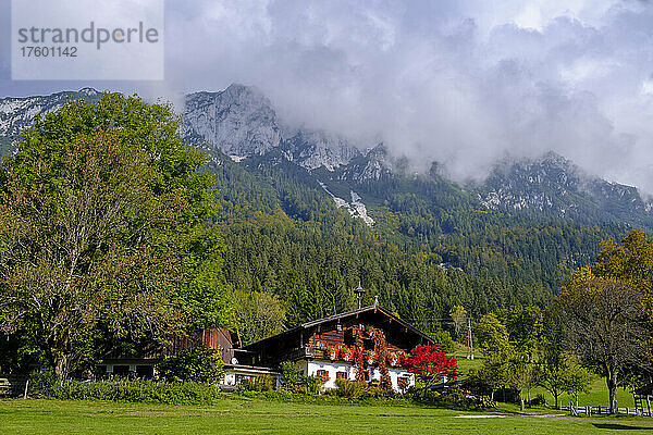 Österreich  Tirol  Wolken über dem Bauernhaus im Kaisergebirge