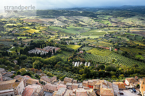 Italien  Provinz Siena  Montepulciano  Helikopterblick auf Felder rund um die mittelalterliche Hügelstadt im Val dOrcia