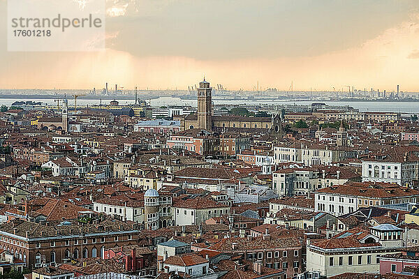 Italien  Venetien  Venedig  Altstadt in der Abenddämmerung