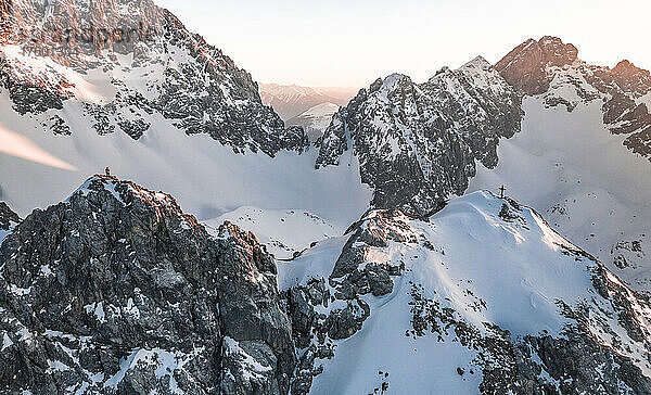 Tourist auf schneebedecktem Berg im Winterurlaub  Vorderer Tajakopf  Ehrwald  Tirol  Österreich