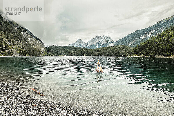 Mann schwimmt im Blindsee am Mieminger Gebirge  Tirol  Österreich