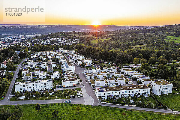 Deutschland  Baden-Württemberg  Esslingen am Neckar  Luftaufnahme des Neubaugebiets Sonnensiedlung Egert bei Sonnenuntergang