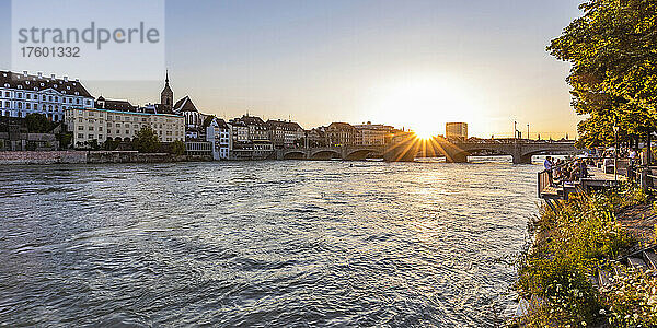Schweiz  Basel-Stadt  Basel  Blick auf den Rhein und die Mittelbrücke bei Sonnenuntergang