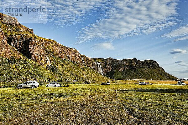 Kleiner Campingplatz auf einer Wiese im Sommer  Abendsonne  leicht bewölkter Himmel  Seljalandsfoss  Suðurland  Sudurland  Südisland  Island  Europa