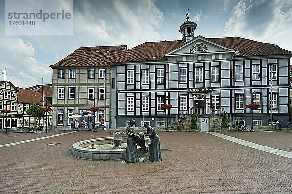 Marktplatz mit altem Rathaus und Ratskeller  Lüchow  Niedersachsen  Deutschland  Europa