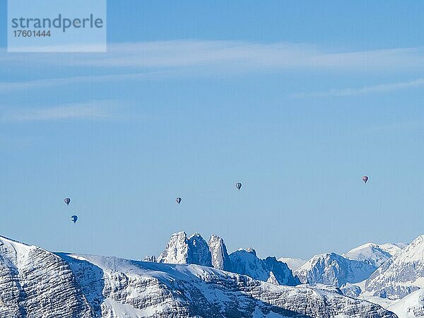 Heißluftballons fliegen über schneebedeckte Alpengipfel  Aussicht vom Krippenstein  Salzkammergut  Oberösterreich  Österreich  Europa