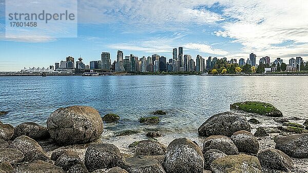 Runde Steine an der Küste  Blick übers Meer vom Hallelujah Point auf Skyline mit Hochhäusern  Stanley Park  Vancouver  British Columbia  Kanada  Nordamerika