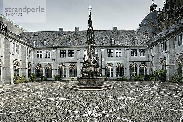 Paradiesbrunnen im Innenhof der Domsingschule  Aachen  Nordrhein-Westfalen  Deutschland  Europa