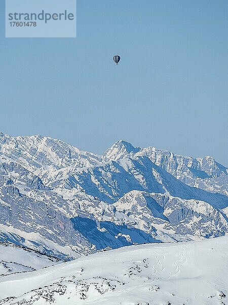 Heißluftballons fliegen über schneebedeckte Alpengipfel  Aussicht vom Krippenstein  Salzkammergut  Oberösterreich  Österreich  Europa