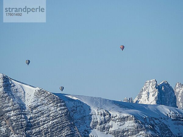 Heißluftballons fliegen über schneebedeckte Alpengipfel  Aussicht vom Krippenstein  Salzkammergut  Oberösterreich  Österreich  Europa