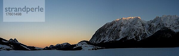 Winterlandschaft im Abendrot  Abendlicht am Gipfel des Grimming  Tauplitz  Salzkammergut  Steiermark  Österreich  Europa