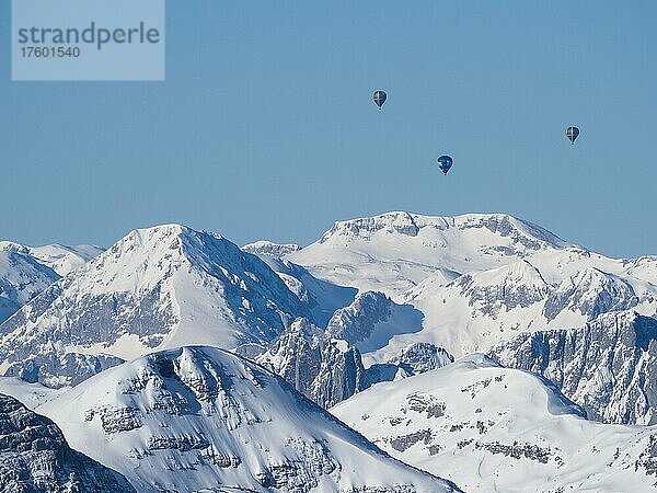 Heißluftballons fliegen über schneebedeckte Alpengipfel  Aussicht vom Krippenstein  Salzkammergut  Oberösterreich  Österreich  Europa