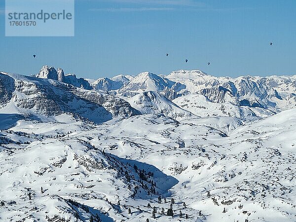 Heißluftballons fliegen über schneebedeckte Alpengipfel  Aussicht vom Krippenstein  Salzkammergut  Oberösterreich  Österreich  Europa