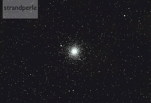 Galaktischer Kugelsternhaufen M3  Messier 3  im Sternbild Jagdhunde am Nordsternhimmel  Bayern  Deutschland  Europa