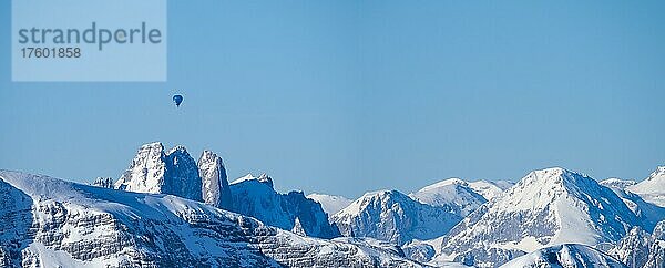 Heißluftballons fliegen über schneebedeckte Alpengipfel  Aussicht vom Krippenstein  Salzkammergut  Oberösterreich  Österreich  Europa