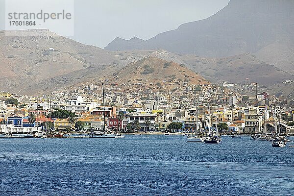 Hafenbucht von Mindelo  hinten der Hausberg Monte Verde  Sao Vicente  Kapverden