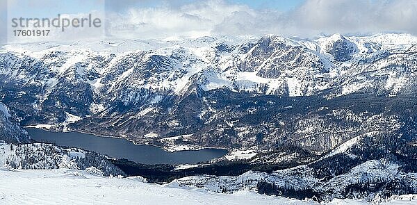 Winterlandschaft  verschneite Gipfel säumen den Grundlsee  Ausblick vom Lawinenstein  Tauplitzalm  Steiermark  Österreich  Europa