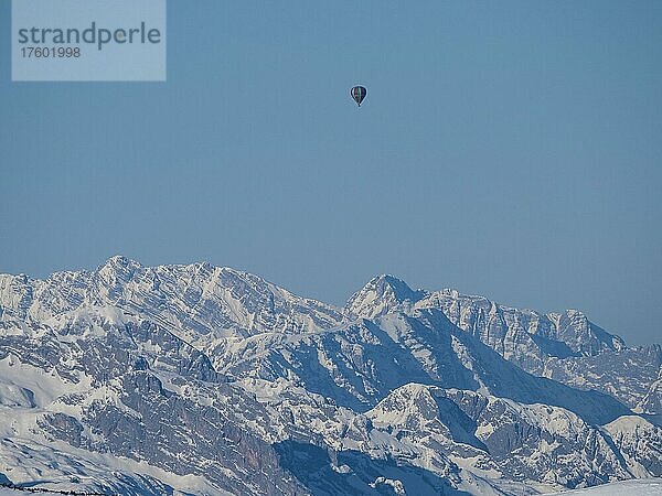 Heißluftballons fliegen über schneebedeckte Alpengipfel  Aussicht vom Krippenstein  Salzkammergut  Oberösterreich  Österreich  Europa