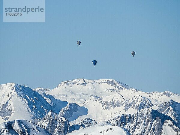 Heißluftballons fliegen über schneebedeckte Alpengipfel  Aussicht vom Krippenstein  Salzkammergut  Oberösterreich  Österreich  Europa