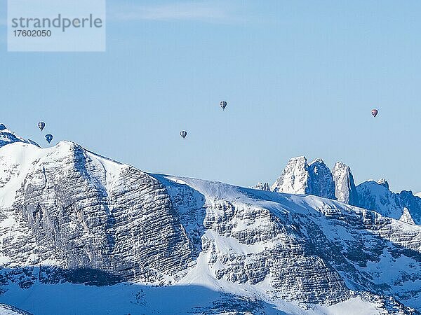 Heißluftballons fliegen über schneebedeckte Alpengipfel  Aussicht vom Krippenstein  Salzkammergut  Oberösterreich  Österreich  Europa