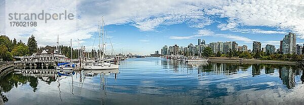 Hochhäuser und Segelboote in der Marina  Skyline von Vancouver spiegelt sich im Meer  Coal Harbour  Downton Vancouver  British Columbia  Kanada  Nordamerika