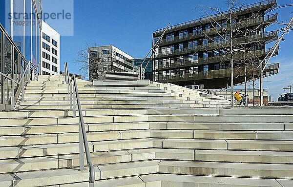 Bürogebäude  Wohnungen  Treppe  moderne Architektur  Überseequartier  Hafen City  Hamburg  Deutschland  Europa