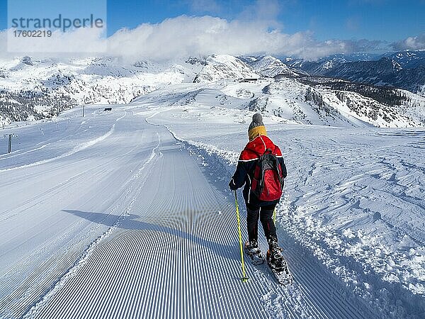 Winterlandschaft  Schneeschuhwanderin auf dem Weg vom Lawinenstein  Tauplitzalm  Steiermark  Österreich  Europa