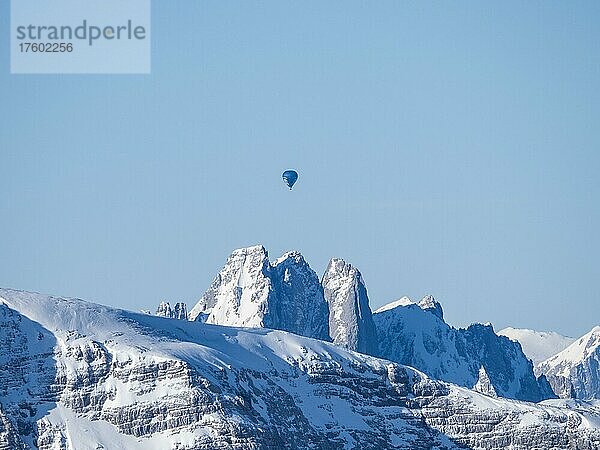 Heißluftballons fliegen über schneebedeckte Alpengipfel  Aussicht vom Krippenstein  Salzkammergut  Oberösterreich  Österreich  Europa