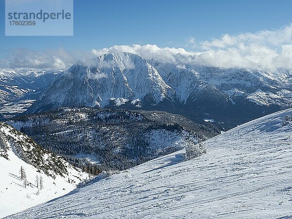 Blauer Himmel über Winterlandschaft  schneebedeckte Gipfel vom Grimming Massiv  Ausblick vom Lawinenstein  Tauplitzalm  Steiermark  Österreich  Europa