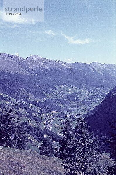 Blick auf Heiligenblut und das Hölltal  Spittal an der Drau  Großglockner Hochalpenstraße  Kärnten  Tirol  Österreich  sechziger Jahre  Europa