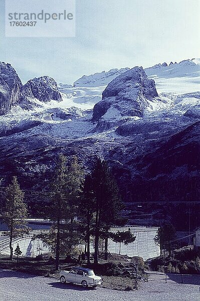 Auf dem Fedayapass  Blick auf den Marmolada-Gletscher  Dolomiten  Südtirol  Italien  sechziger Jahre  Europa
