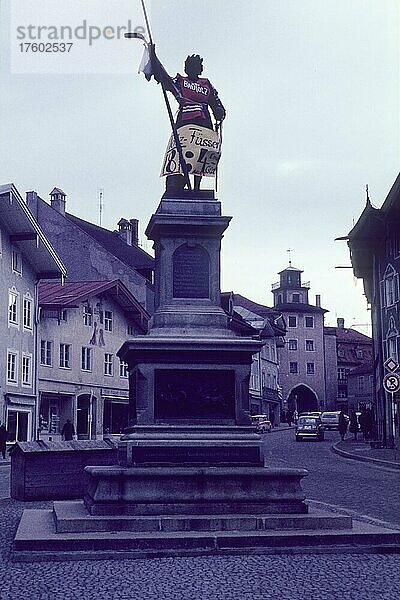 Markstraße  Obere Marktstraße  Winzerer  Denkmal  historisch  Fassaden  Sechziger Jahre  Eishockey  Bad Tölz  Füssen  Spielstand  Feier  Deutsche Meisterschaft  Bayern  Deutschland  Sieger  Sport  Demonstration  Verkleidung  Freude  kundtun  Europa